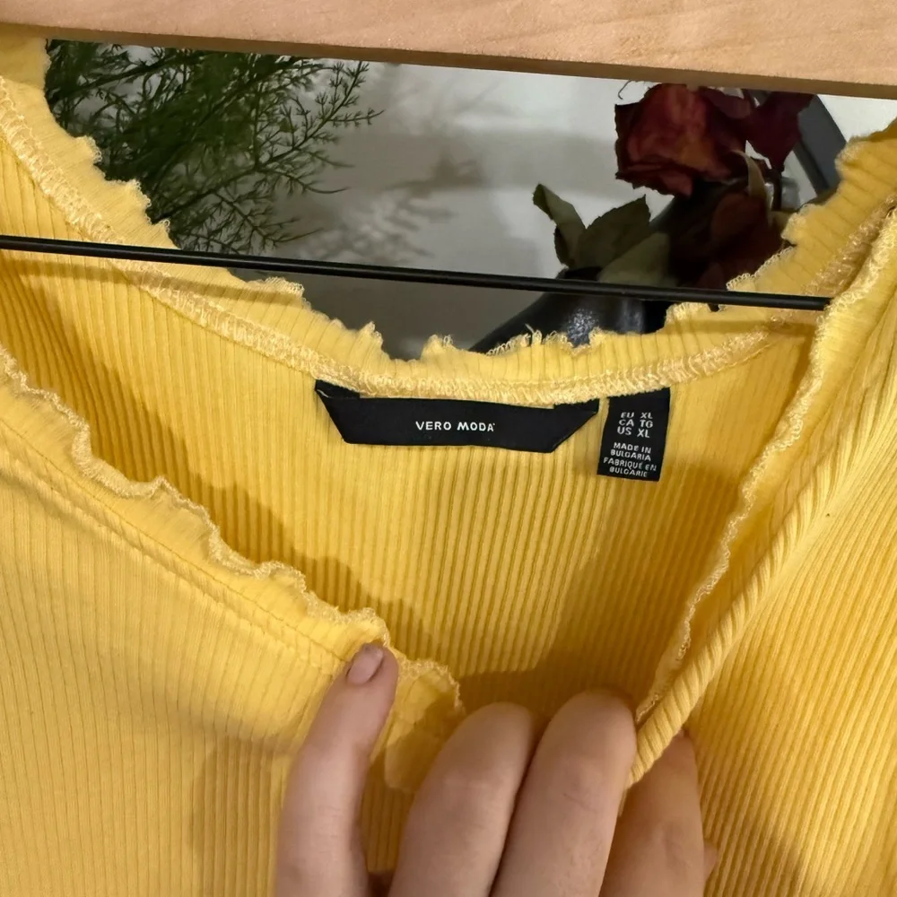 Vero Moda Yellow Ribbed Ruffled Tank Top size xl - Picture 3 of 4